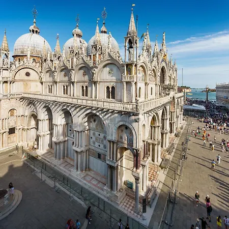 Due Leoni Terrace In St Mark's Square Benátky