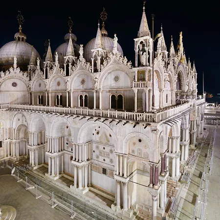 Due Leoni Terrace In St Mark's Square *