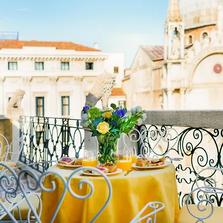Due Leoni Terrace In St Mark's Square *