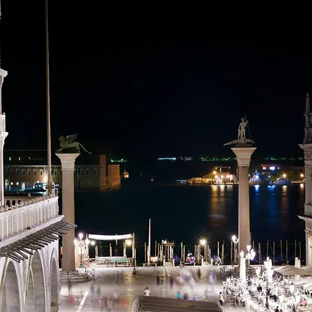 Apartment Due Leoni Terrace In St Mark's Square *
